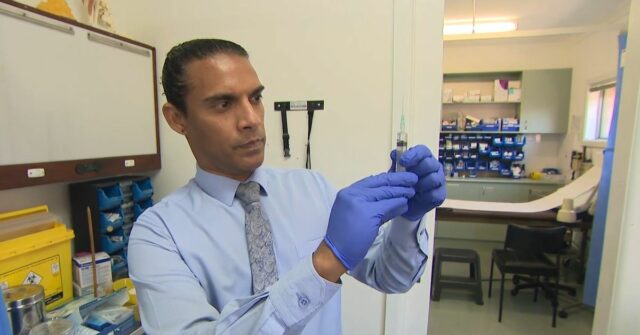 Os médicos dizem que a hesitação em relação à vacina, especialmente durante a COVID, contribuiu para o aumento da tosse convulsa.