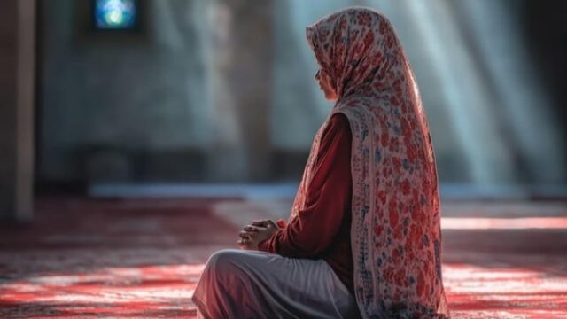 A história de uma mulher convertida, alcoólatra, que se converteu ao Islã porque foi tocada pelo comportamento muçulmano durante o Ramadã
