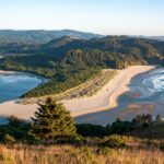 Três caminhantes na Cascade Head Preserve, ao longo da costa central do Oregon