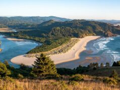 A idílica reserva costeira do Oregon é uma joia natural exuberante com paisagens de tirar o fôlego Três caminhantes na Cascade Head Preserve, ao longo da costa central do Oregon