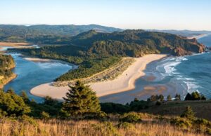 A idílica reserva costeira do Oregon é uma joia natural exuberante com paisagens de tirar o fôlego Três caminhantes na Cascade Head Preserve, ao longo da costa central do Oregon