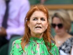 A impenitente Fergie ‘sente que o mundo está atrás dela’, como dizem os amigos: ‘Ela não parece sentir remorso. A cabeça dela está na areia’ Sarah Ferguson em junho de 2025. Na sexta-feira, amigos disseram que Fergie 'desolada, mas delirante' estava aceitando a enormidade de sua própria queda catastrófica em desgraça
