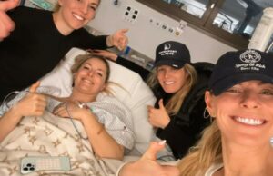 A irmã de Lindsey Vonn detalha a difícil internação hospitalar após uma terrível lesão nas Olimpíadas Duas mulheres, uma com boné de beisebol e outra com bata de hospital, sorriem para a câmera.
