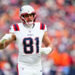 Austin Hooper nº 81 do New England Patriots observa em campo durante o jogo de futebol americano do AFC Championship NFL contra o Denver Broncos no Empower Field At Mile High em 25 de janeiro de 2026 em Denver, Colorado.