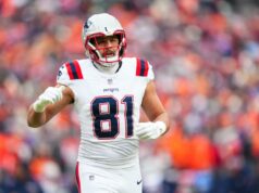 A jornada de Austin Hooper para voltar ao Super Bowl após um pesadelo de 28-3 foi uma montanha-russa Austin Hooper nº 81 do New England Patriots observa em campo durante o jogo de futebol americano do AFC Championship NFL contra o Denver Broncos no Empower Field At Mile High em 25 de janeiro de 2026 em Denver, Colorado.