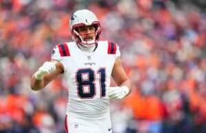 A jornada de Austin Hooper para voltar ao Super Bowl após um pesadelo de 28-3 foi uma montanha-russa Austin Hooper nº 81 do New England Patriots observa em campo durante o jogo de futebol americano do AFC Championship NFL contra o Denver Broncos no Empower Field At Mile High em 25 de janeiro de 2026 em Denver, Colorado.