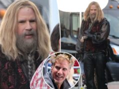 A lenda da comédia parece irreconhecível no set do novo filme Will Ferrell fantasiado de personagem com longos cabelos loiros e barba, vestindo camisa preta transparente, colete vermelho e preto e calça de couro preta, em um set de filmagem.