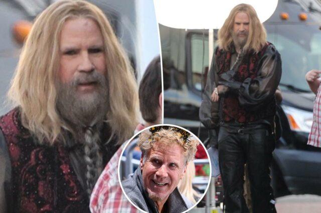 A lenda da comédia parece irreconhecível no set do novo Will Ferrell fantasiado de personagem com longos cabelos loiros e barba, vestindo camisa preta transparente, colete vermelho e preto e calça de couro preta, em um set de filmagem.