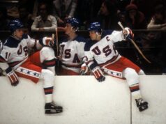 A lenda da equipe dos EUA, Mike Eruzione, quebra o silêncio na vitória da medalha de ouro sobre o Canadá Former USA captain Mike Eruzione broke his silence on the gold medal wins.