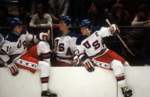 A lenda da equipe dos EUA, Mike Eruzione, quebra o silêncio na vitória da medalha de ouro sobre o Canadá Former USA captain Mike Eruzione broke his silence on the gold medal wins.