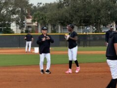 A lenda dos Yankees, Bucky Dent, passando conhecimento para Jazz Chisholm no treinamento de primavera O segunda base dos Yankees, Jazz Chisholm Jr. (13), escolhe na 3ª entrada.