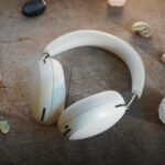 Os fones de ouvido Sonos Ace sobre um fundo branco