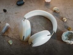 A maior desvantagem desses fones de ouvido Sonos foi corrigida Os fones de ouvido Sonos Ace sobre um fundo branco