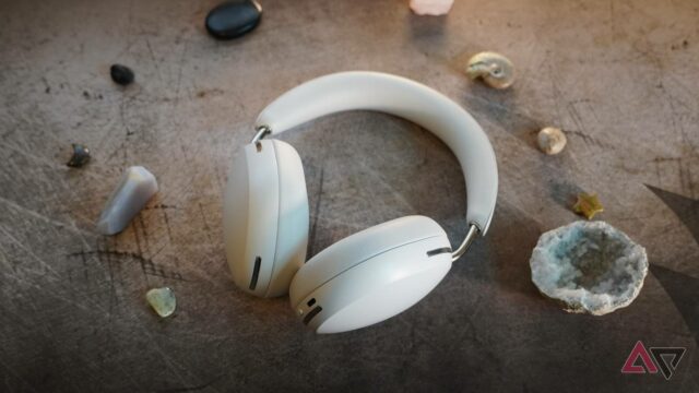 Os fones de ouvido Sonos Ace sobre um fundo branco