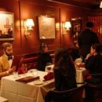 A mais nova churrascaria de Nova York é uma versão moderna de um atordoante Rat Pack