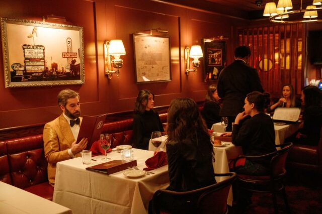 A mais nova churrascaria de Nova York é uma versão moderna de um atordoante Rat Pack
