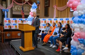 À medida que os custos aumentam, a “insegurança das fraldas” é um problema crescente para os pais. Um novo programa da Califórnia está oferecendo fraldas gratuitas para ajudá-los. A vereadora da cidade de Oakland, Janani Ramachandran, segura seu filho Nilaan, de 1 ano, enquanto participava de uma coletiva de imprensa comemorando o lançamento de