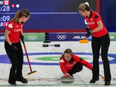 A modeladora canadense pediu a mesma infração que gerou polêmica entre os homens: ‘Nunca fiz isso na minha vida’ Arah Wilkes, Rachel Homan e Emma Miskew do Canadá em ação durante o round robin de curling feminino contra a Suíça nos Jogos Olímpicos de Inverno de 2026, em Cortina d'Ampezzo, Itália, sábado, 14 de fevereiro de 2026.