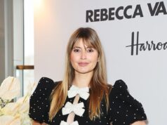 A música anti-woke de Holly Valance voa para o topo da parada do iTunes na Austrália, ultrapassando Olivia Dean e Harry Styles – enquanto a estrela de Neighbours supera a Apple Music puxando a música de sua plataforma Holly Valance disse que aqueles que proibiram sua música anti-despertar não têm 'células cerebrais suficientes' depois que ela alcançou o topo das paradas do iTunes, à frente de Harry Styles e Olivia Dean