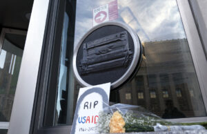 A nova versão de ajuda externa de Trump fará seu sangue ferver Desenho animado de Clay Jones