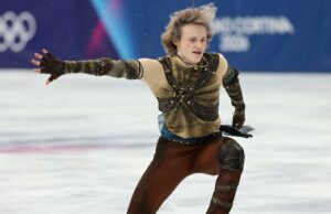 A patinadora da equipe dos EUA, Ilia Malinin, deslumbra os fãs das Olimpíadas com um backflip no gelo Ilia-Malinin-Olimpíadas-backflip-GettyImages-2259806724