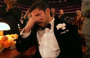 A pausa do Bad Bunny no Grammy agora é o meme de reação preferido da internet Meme de reação do Bad Bunny Grammy 2026