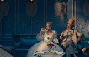 A pele de Margot Robbie foi fotografada para se tornar o papel de parede de ‘O Morro dos Ventos Uivantes’ de Cathy; Como os cineastas deixaram as paredes suadas e úmidas A pele de Margot Robbie foi fotografada para se tornar o papel de parede de 'O Morro dos Ventos Uivantes' de Cathy; Como os cineastas deixaram as paredes suadas e úmidas