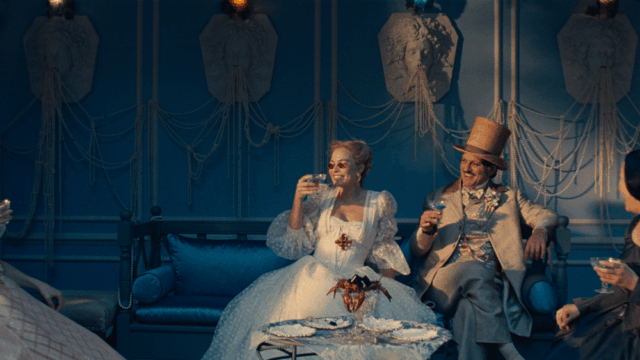 A pele de Margot Robbie foi fotografada para se tornar o papel de parede de 'O Morro dos Ventos Uivantes' de Cathy; Como os cineastas deixaram as paredes suadas e úmidas
