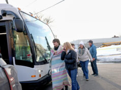 A polícia dá crédito a um bom samaritano por encerrar um tiroteio mortal em uma pista de gelo em Rhode Island Yahoo news home