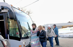 A polícia dá crédito a um bom samaritano por encerrar um tiroteio mortal em uma pista de gelo em Rhode Island Yahoo news home