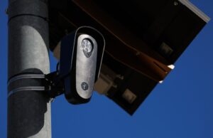 A polícia de San Jose controla as políticas de leitura de placas enquanto o debate sobre tecnologia de vigilância aumenta Um leitor de placas no Santa Teresa Boulevard é visto em Morgan Hill, Califórnia, em 10 de outubro de 2023. (Dai Sugano/Bay Area News Group)