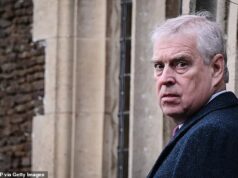 A polícia diz aos guarda-costas de Andrew para revelarem o que sabem: Oficiais de proteção pessoal foram solicitados a relembrar qualquer comportamento do ex-príncipe desgraçado que possam ter testemunhado ou ‘fechado os olhos’ Foram feitas perguntas sobre o que a segurança financiada pelos contribuintes de Andrew Mountbatten WIndsor (na foto) pode ter testemunhado e potencialmente feito vista grossa para