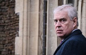 A polícia diz aos guarda-costas de Andrew para revelarem o que sabem: Oficiais de proteção pessoal foram solicitados a relembrar qualquer comportamento do ex-príncipe desgraçado que possam ter testemunhado ou ‘fechado os olhos’ Foram feitas perguntas sobre o que a segurança financiada pelos contribuintes de Andrew Mountbatten WIndsor (na foto) pode ter testemunhado e potencialmente feito vista grossa para