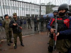 A polícia paquistanesa de Punjab mata 900 pessoas em oito meses: o que está acontecendo? Policiais usam gás lacrimogêneo para dispersar apoiadores do Tehreek-e-Labbaik Paquistão (TLP) durante uma marcha de solidariedade por Gaza em Lahore, Paquistão, 10 de outubro de 2025. REUTERS/Mohsin Raza