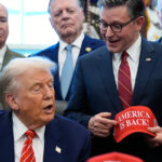 O deputado Don Bacon, republicano de Nebraska, pisca durante uma audiência do presidente do Comitê de Serviços Armados da Câmara sobre a postura do Departamento do Exército para o ano fiscal de 2026, quarta-feira, 4 de junho de 2025, no Capitólio, em Washington. (Foto/Jacquelyn Martin)