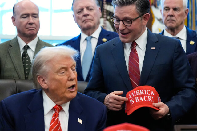 A política tarifária de Trump foi um grande golpe no O deputado Don Bacon, republicano de Nebraska, pisca durante uma audiência do presidente do Comitê de Serviços Armados da Câmara sobre a postura do Departamento do Exército para o ano fiscal de 2026, quarta-feira, 4 de junho de 2025, no Capitólio, em Washington. (Foto/Jacquelyn Martin)