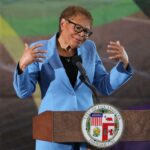 A prefeita Bass usa óculos cor de rosa, seu verdadeiro histórico é sombrio