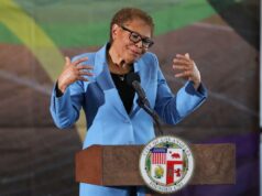 A prefeita Bass usa óculos cor de rosa, seu verdadeiro histórico é sombrio A prefeita Bass usa óculos cor de rosa, seu verdadeiro histórico é sombrio