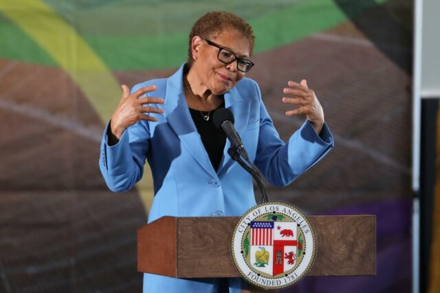 A prefeita Bass usa óculos cor de rosa, seu verdadeiro histórico é sombrio
