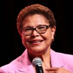 A prefeita de Los Angeles, Karen Bass, diz que Casey Wasserman deveria deixar o cargo de presidente do LA28