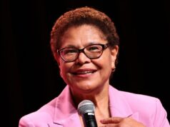 A prefeita de Los Angeles, Karen Bass, diz que Casey Wasserman deveria deixar o cargo de presidente do LA28 A prefeita de Los Angeles, Karen Bass, diz que Casey Wasserman deveria deixar o cargo de presidente do LA28