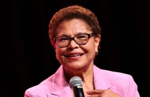 A prefeita de Los Angeles, Karen Bass, diz que Casey Wasserman deveria deixar o cargo de presidente do LA28 A prefeita de Los Angeles, Karen Bass, diz que Casey Wasserman deveria deixar o cargo de presidente do LA28