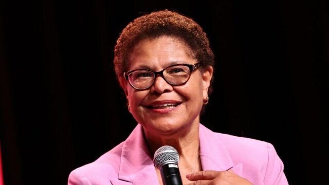A prefeita de Los Angeles, Karen Bass, diz que Casey Wasserman deveria deixar o cargo de presidente do LA28
