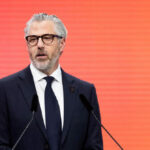 A prefeita de Los Angeles, Karen Bass, pede que Casey Wasserman deixe o Comitê Olímpico por causa dos e-mails de Epstein