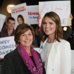 Após o desaparecimento de Nancy Guthrie (foto com a filha Savannah Guthrie em maio de 2015) no domingo, 1º de fevereiro, o gabinete do xerife do condado de Pima foi criticado por supostos erros na investigação