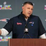 O técnico do Patriots, Mike Vrabel, fala com a mídia em 5 de fevereiro de 2026, em preparação para o Super Bowl de domingo.