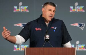 A primeira lição que Mike Vrabel enfatizou aos Patriots foi a importância do respeito O técnico do Patriots, Mike Vrabel, fala com a mídia em 5 de fevereiro de 2026, em preparação para o Super Bowl de domingo.