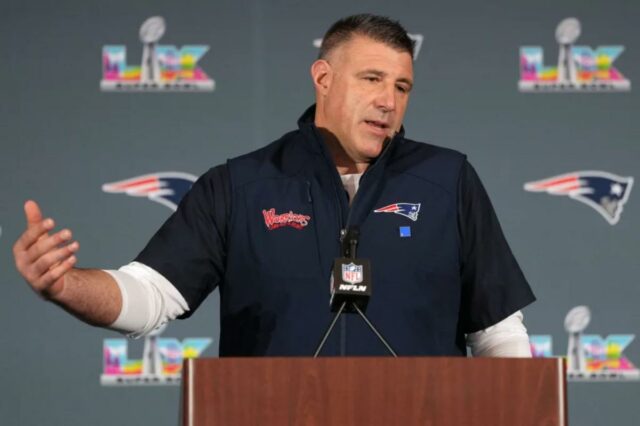 O técnico do Patriots, Mike Vrabel, fala com a mídia em 5 de fevereiro de 2026, em preparação para o Super Bowl de domingo.