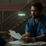 No final da 3ª temporada, Mickey Haller foi preso depois que a polícia encontrou um corpo em seu porta-malas.