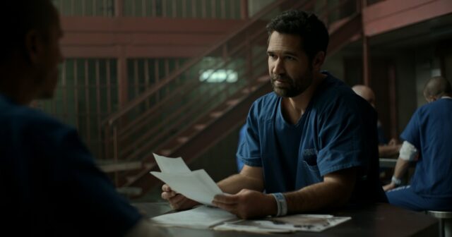 No final da 3ª temporada, Mickey Haller foi preso depois que a polícia encontrou um corpo em seu porta-malas.